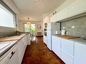 Réfrigérateur, micro-ondes, four, lave-vaisselle