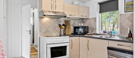 ثلاجة، موقد طهي مسطح، غسالة أطباق، ماكينة لصنع القهوة/الشاي