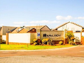 Property grounds - Melody-Two Bedroom with a workstation & Patio (Midrand)