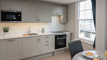 Fridge, dishwasher, cookware/dishes/utensils