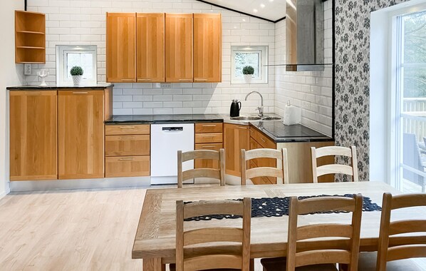 Fridge, oven, dishwasher, coffee/tea maker - Amazing home in Sjöbo with WiFi (Sjöbo)