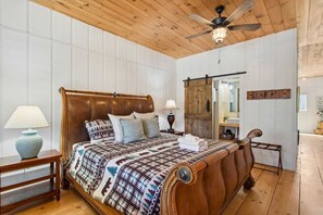 5 bedrooms, desk, free WiFi, bed sheets - Classic Barn Home with Contemporary Design (West Jefferson)