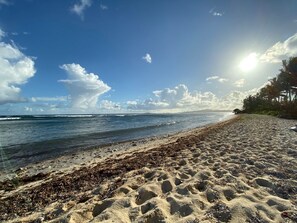 Sur la plage, chaise longue, serviettes de plage