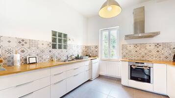 Fridge, oven, stovetop, dishwasher