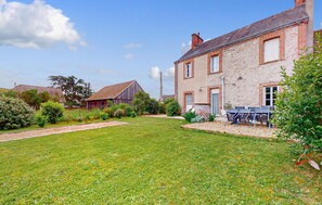 Outdoor dining - Awesome home in Saint-Viâtre with WiFi (Saint-Viâtre)