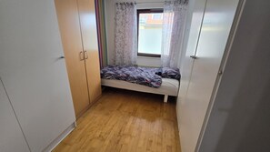5 bedrooms, iron/ironing board, WiFi, bed sheets