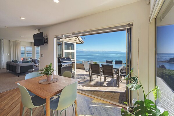 Outdoor dining - Aquavista - Beautiful Views over Tasman Bay (Nelson)
