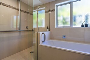 Dusche, Haartrockner, Handtücher, Toilettenpapier