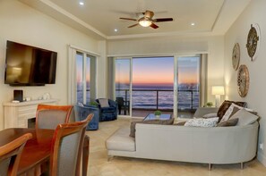 Smart TV, offices - Exclusive Oceanfront Penthouse/5 Min to Papas&Beer (Playas de Rosarito)