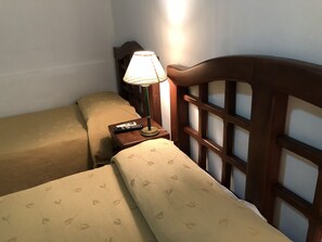 Quarto triplo | Roupas de cama premium, edredons de pluma, camas com colchões pillow-top