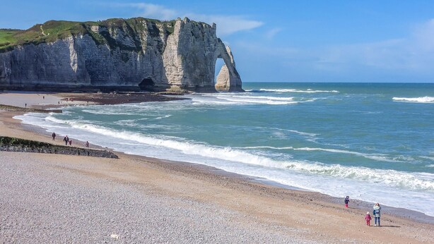 Un paysage côtier avec des falaises et une plage.