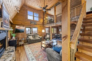 Living area - Superhost - Hot Tub - Mountain Views (Waynesville)