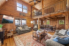 Living area - Superhost - Hot Tub - Mountain Views (Waynesville)