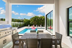 屋外ダイニングエリア