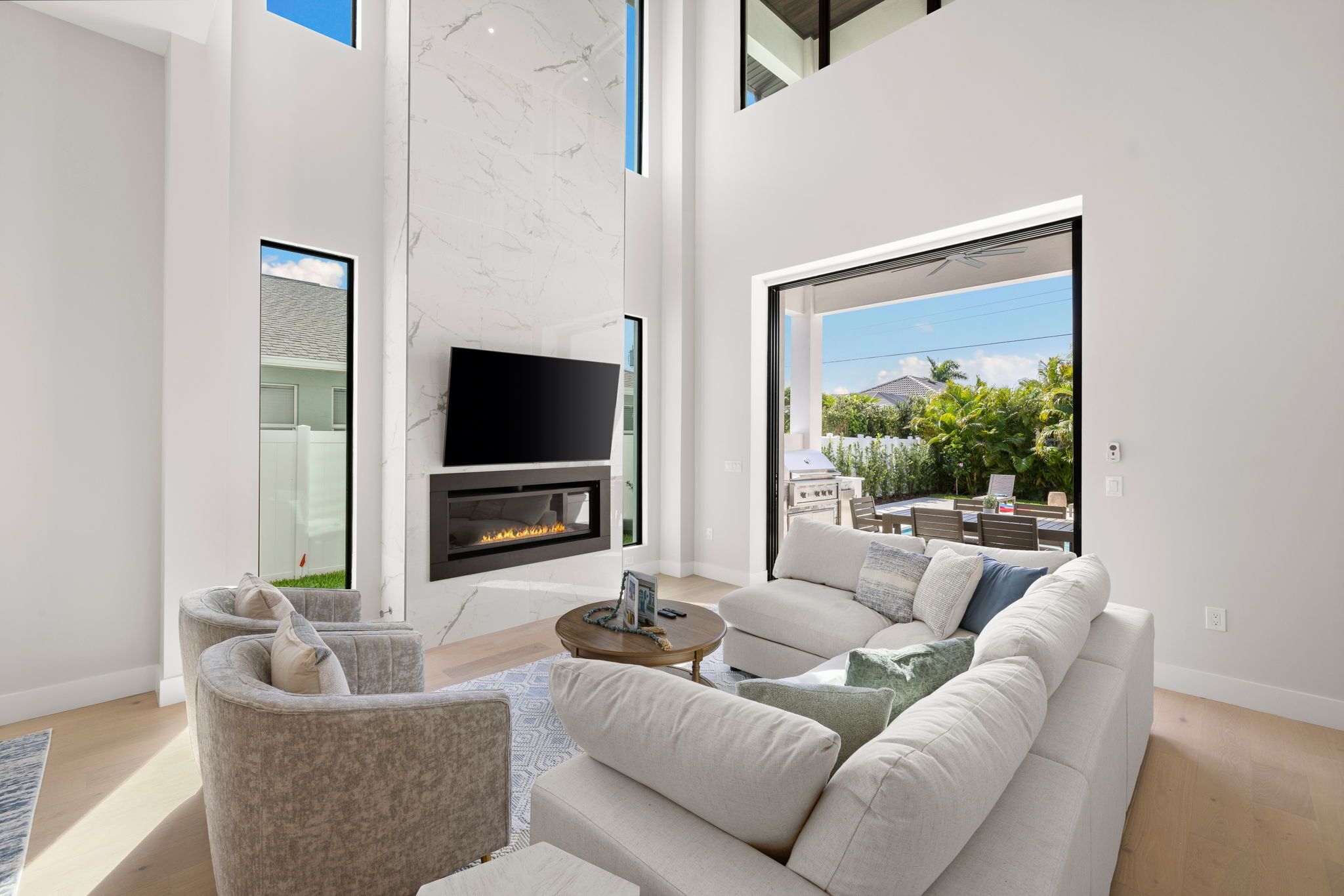Smart TV, chimenea y libros 