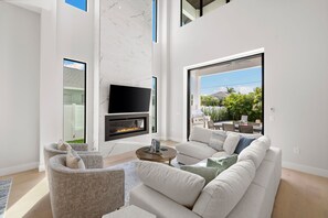 スマートテレビ、暖炉、書庫