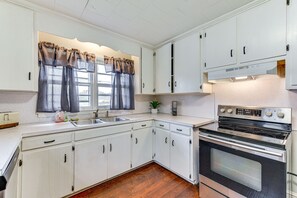 Réfrigérateur, micro-ondes, plaque de cuisson, lave-vaisselle
