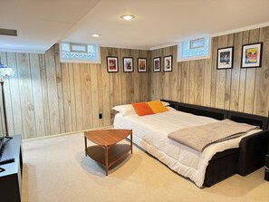 2 bedrooms, iron/ironing board, WiFi, bed sheets - Secluded Ravine Retreat near OSU & Short North (Columbus)