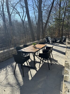 Outdoor dining - Secluded Ravine Retreat near OSU & Short North (Columbus)
