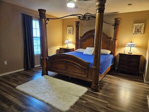 6 sovrum, skrivbord, strykjärn/strykbräda och resesäng