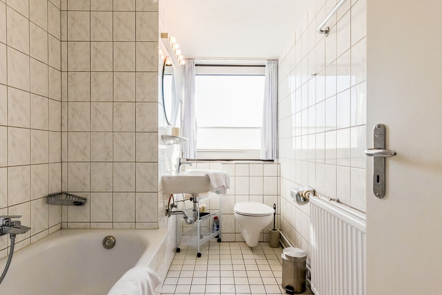 Une salle de bain avec une baignoire, des toilettes et un lavabo.
