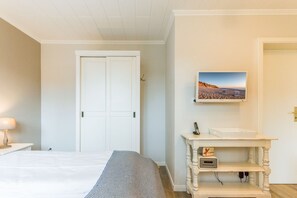 1 bedroom, in-room safe, WiFi, bed sheets