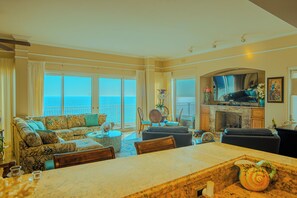 Smart TV - Luxurious penthouse with all the amenities. Oceanfront with fabulous views. (Panama City Beach)