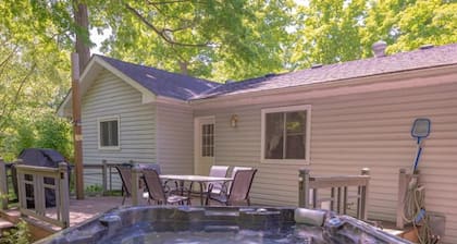 Charming Sandy Lake Cottage - Hot tub, Sauna