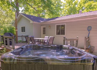 Charming Sandy Lake Cottage - Hot tub, Sauna