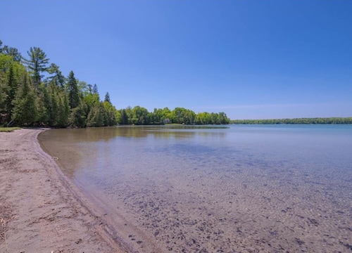 Charming Sandy Lake Cottage - Hot tub, Sauna