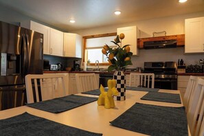 Fridge, microwave, oven, stovetop - Stu Dog's House Summa (Silverton)