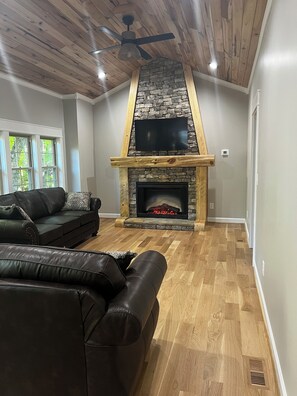 Smart TV, fireplace - Merlot-Newly Constructed 2 bedroom Cottages at Jones von Drehle  (Thurmond)