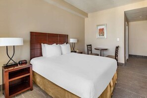 1 bedroom, in-room safe, desk, iron/ironing board - Virginia Beach | Coastal Sunrise | Ocean View & Pool (Virginia Beach)