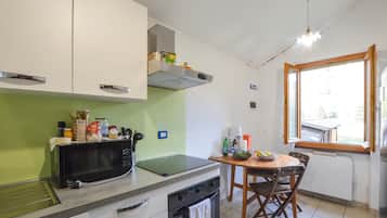 Refrigerador, horno, lavavajillas y cafetera y tetera