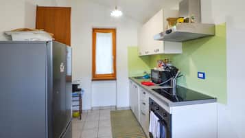 Refrigerador, horno, lavavajillas y cafetera y tetera