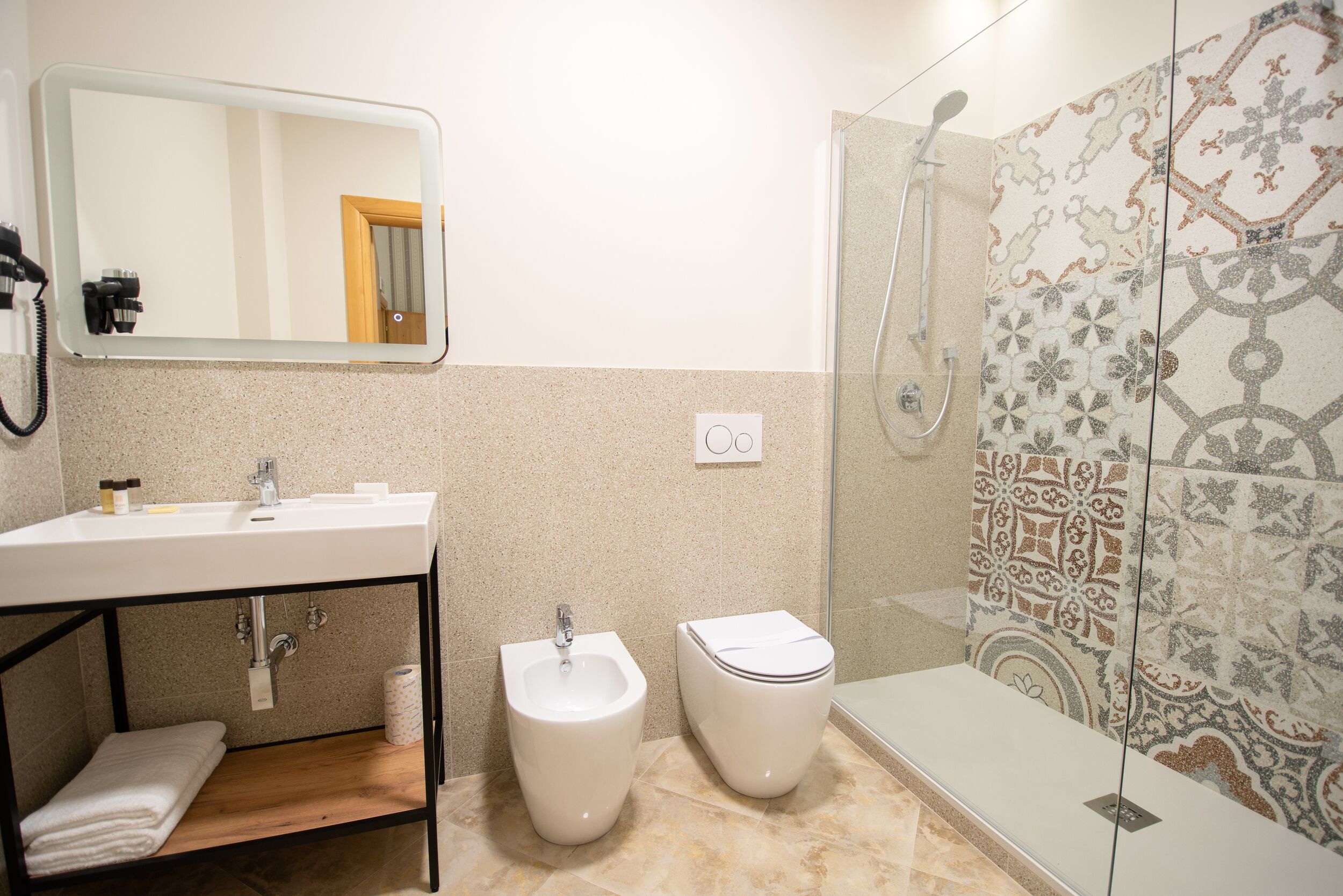 Ein Badezimmer mit Waschbecken, Bidet und Dusche.