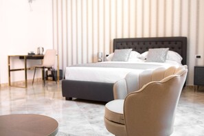 Habitación doble junior, 1 cama Queen size y sofá cama, baño en la habitación, vista a la ciudad | Caja de seguridad en la habitación y decoración personalizada 
