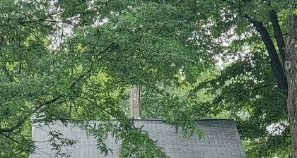 Charming lake front house for the perfect getaway
All sports lake, pet friendly