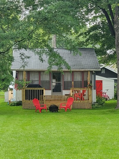 Charming lake front house for the perfect getaway
All sports lake, pet friendly