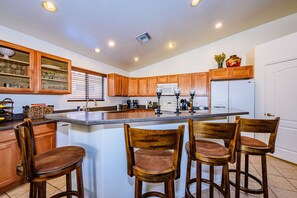 Kylskåp, mikrovågsugn, ugn och spishäll