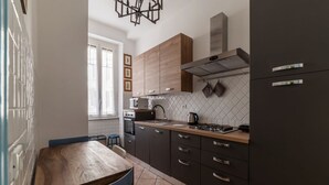 Fridge, microwave, oven, stovetop - Comfortable apartment located on the second floor, of five in total, of a building with a lift (NOT suitable for disabled people). Two steps at the entrance.In 80 m2 of space it comfortably accommodates two people with a double bedroomIt remains silent w (Roma)