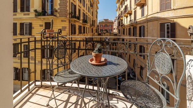 Outdoor dining - Comfortable apartment located on the second floor, of five in total, of a building with a lift (NOT suitable for disabled people). Two steps at the entrance.In 80 m2 of space it comfortably accommodates two people with a double bedroomIt remains silent w (Roma)