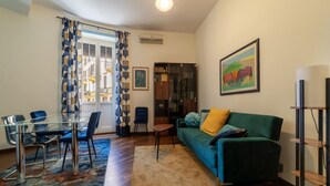 Living area - Comfortable apartment located on the second floor, of five in total, of a building with a lift (NOT suitable for disabled people). Two steps at the entrance.In 80 m2 of space it comfortably accommodates two people with a double bedroomIt remains silent w (Roma)