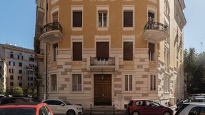 Exterior - Comfortable apartment located on the second floor, of five in total, of a building with a lift (NOT suitable for disabled people). Two steps at the entrance.In 80 m2 of space it comfortably accommodates two people with a double bedroomIt remains silent w (Roma)