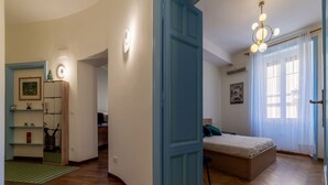 1 bedroom, WiFi, bed sheets - Comfortable apartment located on the second floor, of five in total, of a building with a lift (NOT suitable for disabled people). Two steps at the entrance.In 80 m2 of space it comfortably accommodates two people with a double bedroomIt remains silent w (Roma)
