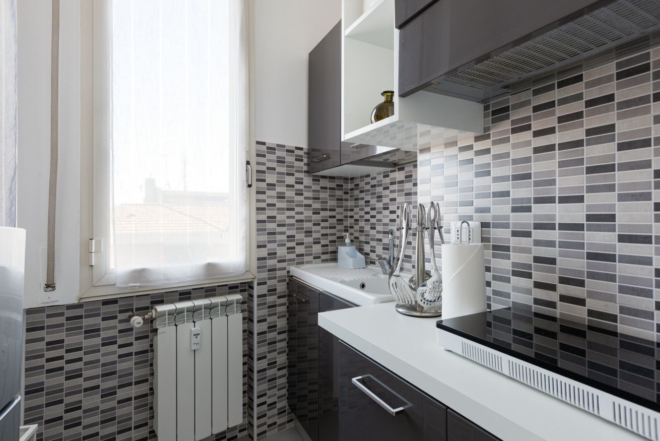 Kylskåp, mikrovågsugn, spishäll och diskmaskin