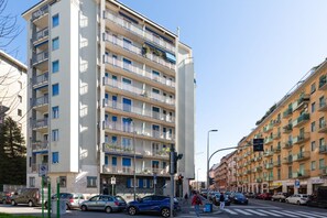 Exterior - GuestHost - Bright and modern studio apartment of 32sqm located on the seventh floor of a building with lift (steps to access it). The apartment is located just 170mt from the Bande Nere station, a stop on the Red metro line (M1) which allows you to re (Milano)