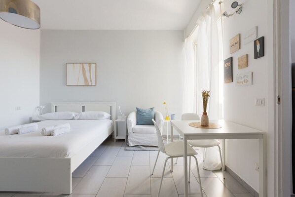 Iron/ironing board, WiFi, bed sheets