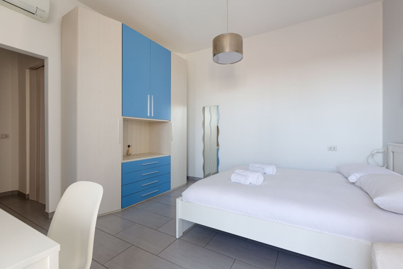 Tabla de planchar con plancha, wifi, ropa de cama