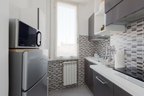 Fridge, microwave, stovetop, dishwasher